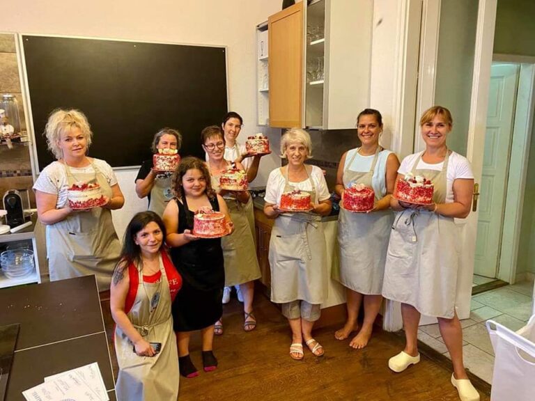 Red velvet, vagyis vörösbársony tortát készítettünk, melyet többféle saját készítésű dekorelemmel díszítettünk.